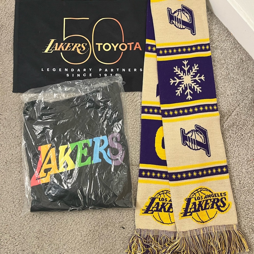 Los Angeles Lakers Scarf and T-Shirt Set